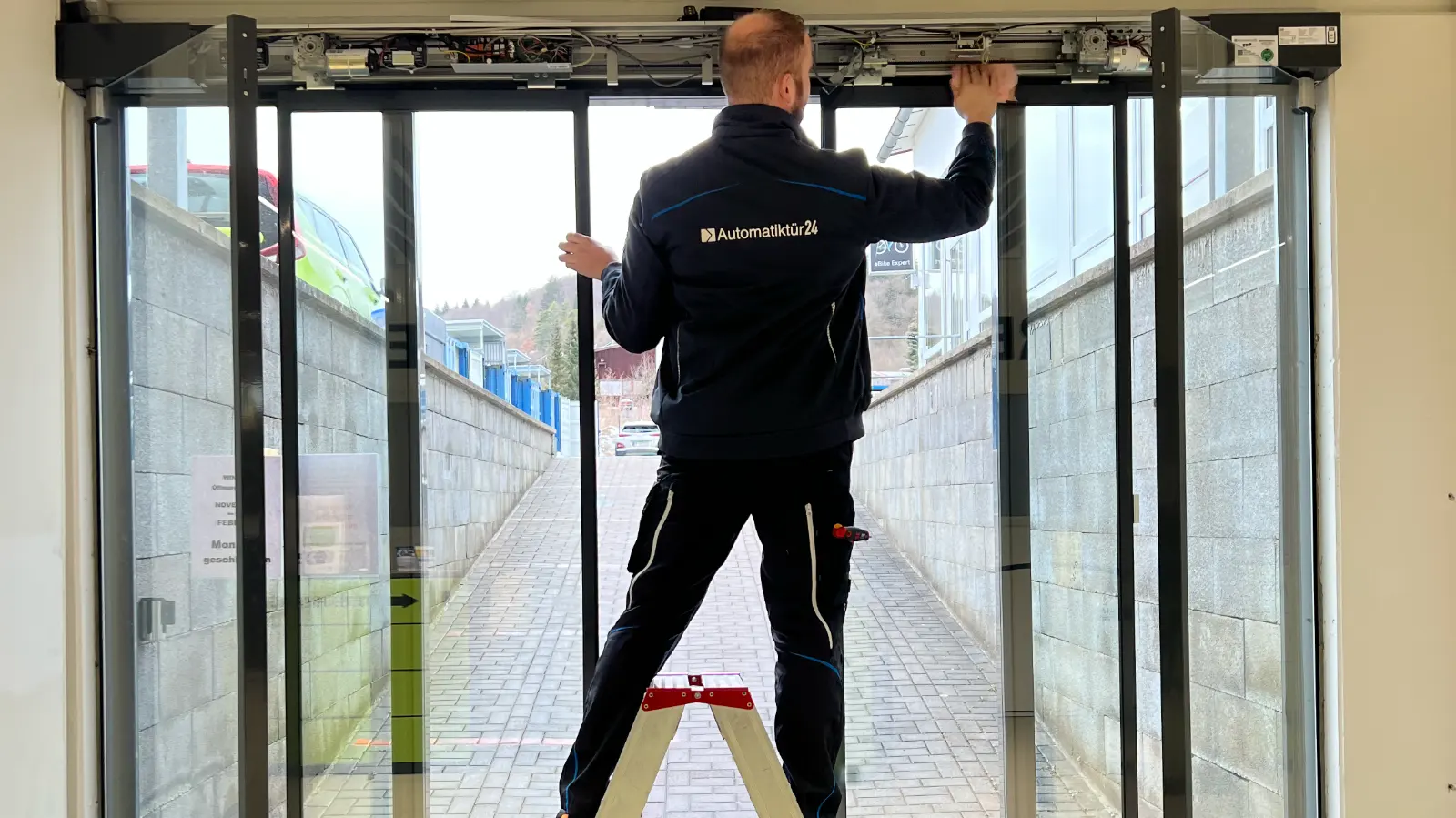 Wartung einer automatischen Schiebetür durch Automatiktür24 Techniker